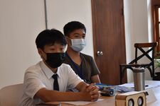 里格利亞代表及沃德維順代表正聆聽他人發言
